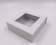 קופסא יוקרתית סגירה מגנטית + חלון 15/15/5 לבן מט
